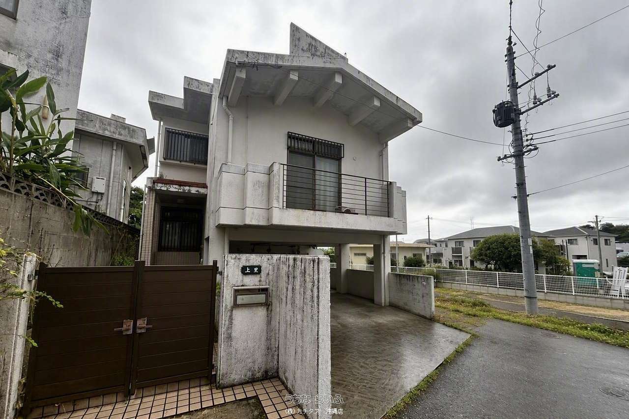 建物外観 : 【現況】建物外観です。正面に見える2階部分が中2階に当たります。