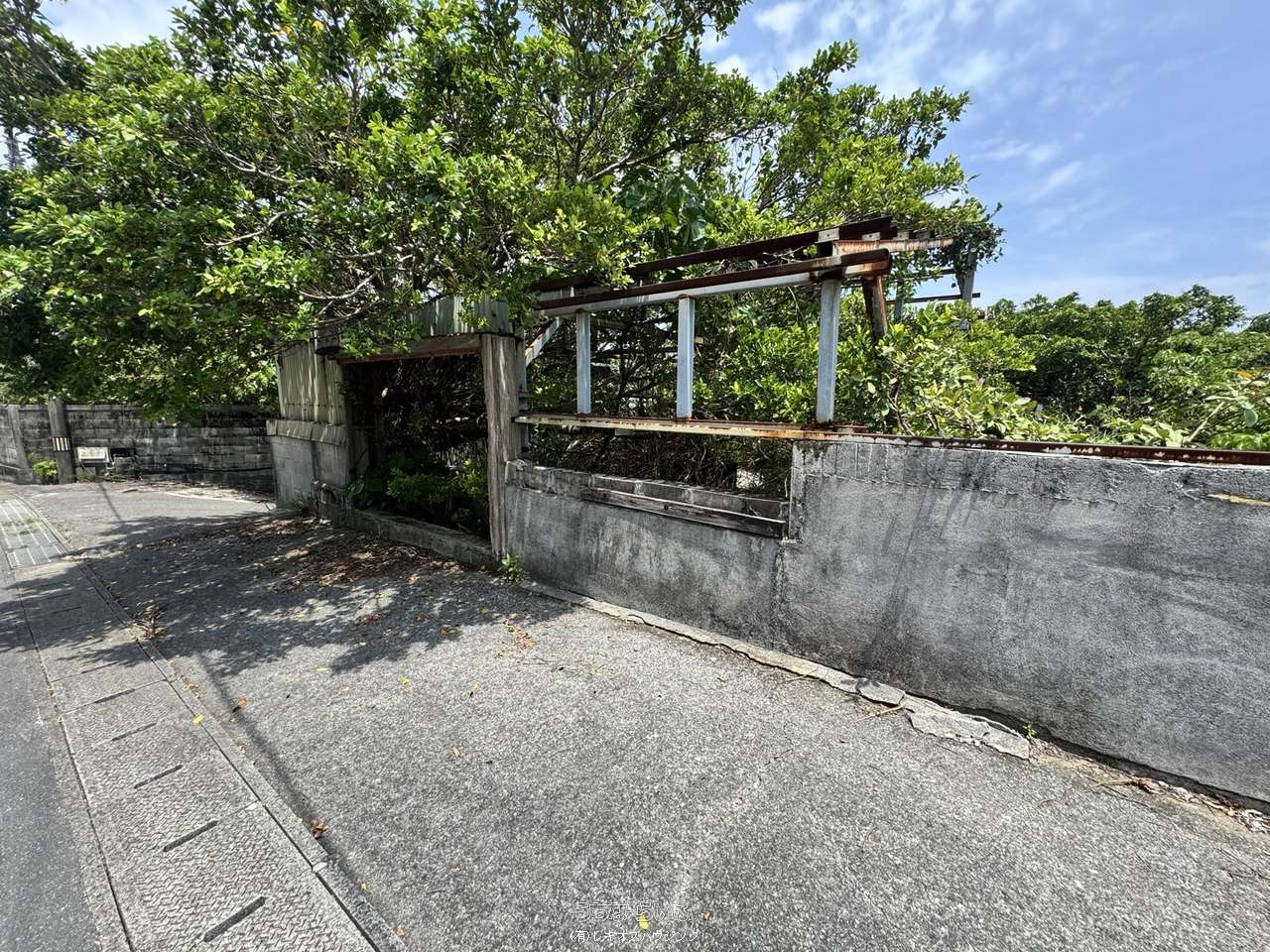 その他 : 旧工場の鉄骨の柱・梁が残っています