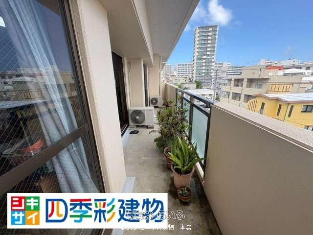 バルコニー : 3面バルコニー付きの角住戸です