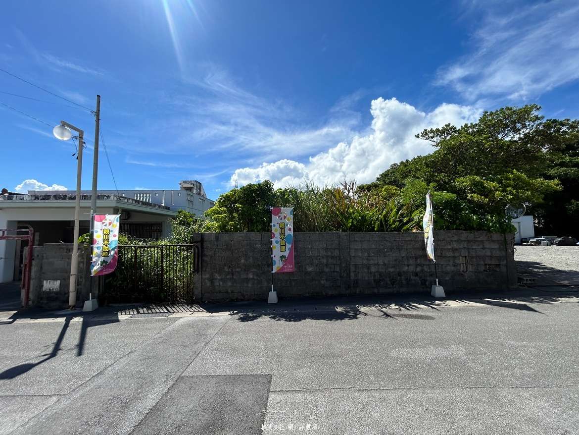建物外観 : 正面より撮影。