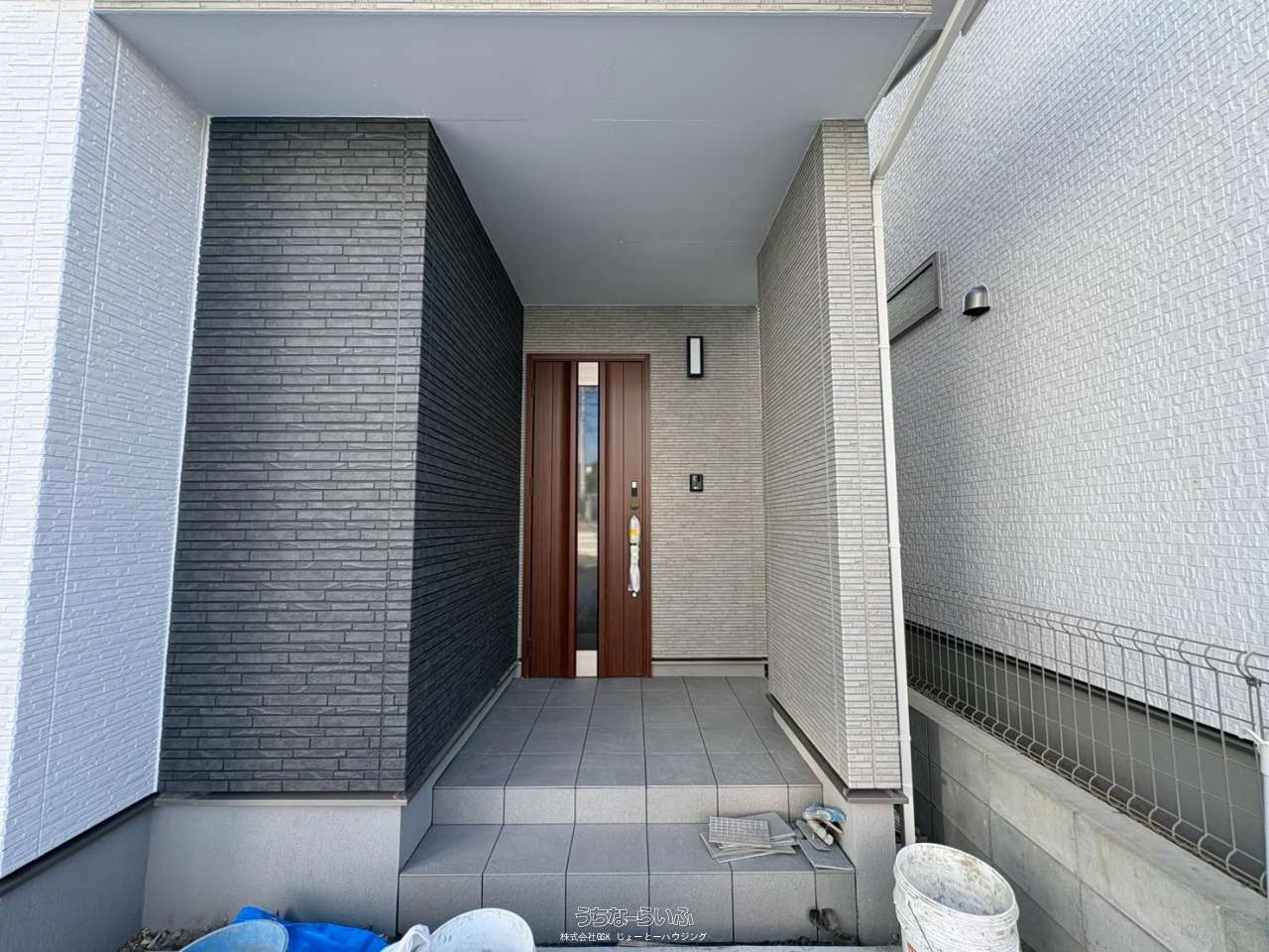 エントランス : 掲載写真はハウスメーカーの施工例です。