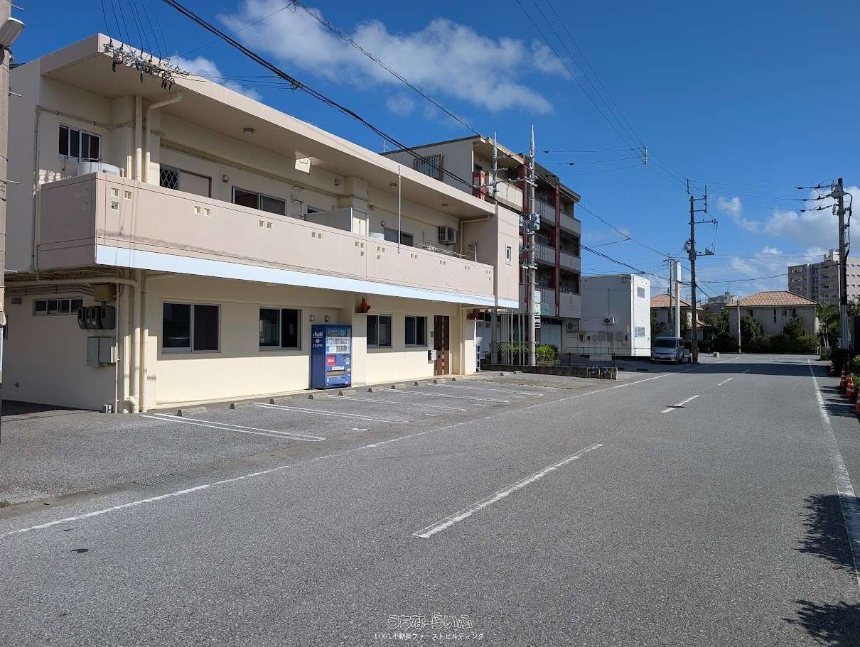 駐車場 : どこからでも入りやすく、どなたにも優しいゆとりある前面駐車場です