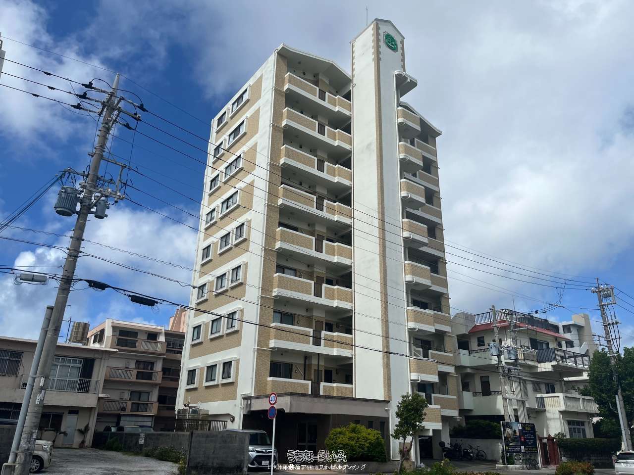 建物外観 : 利便性と快適さを兼ね備えた立地です。那覇で駐車場2台無料は希少！