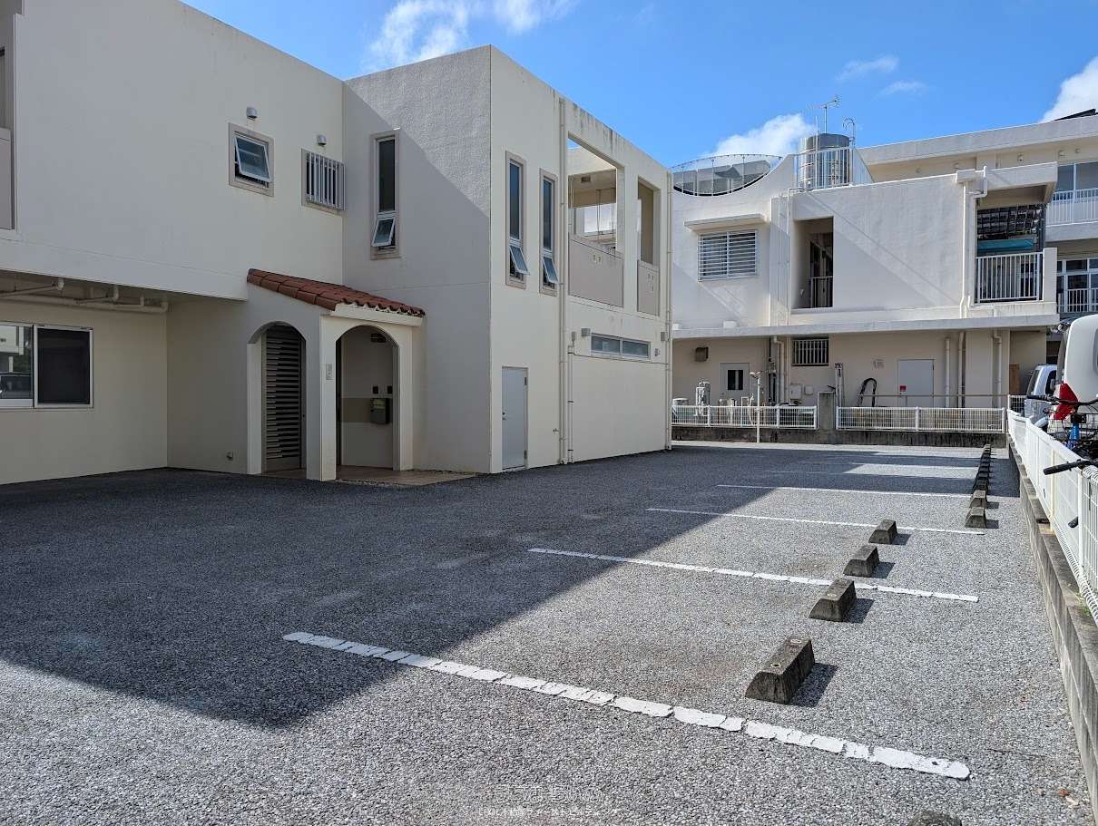 駐車場 : 建物裏側駐車場には車止め設置済みで、こちらも安心◎