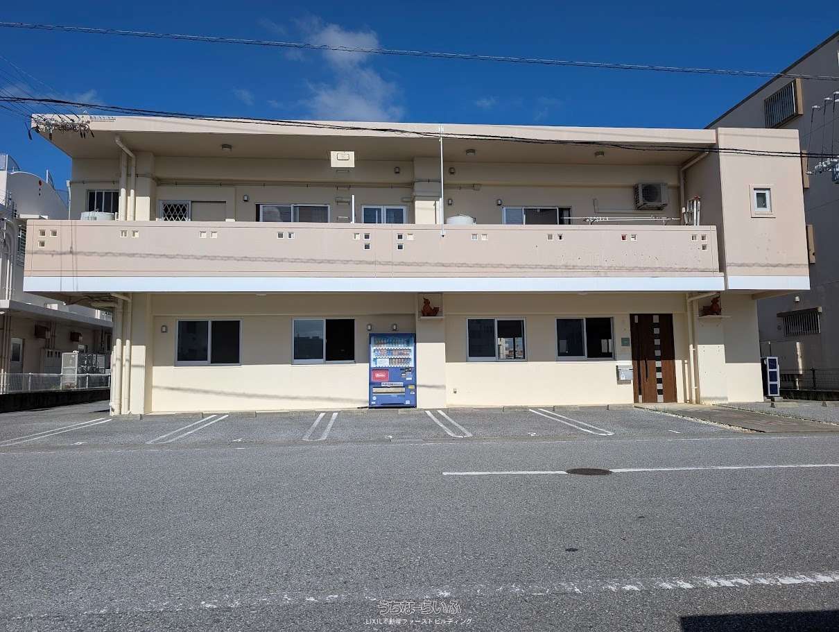 建物外観 : 住宅や商業施設・公共施設が周辺にあるエリアのロードサイド物件です
