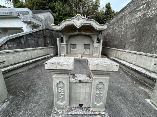 沖縄市登川の大型墓地