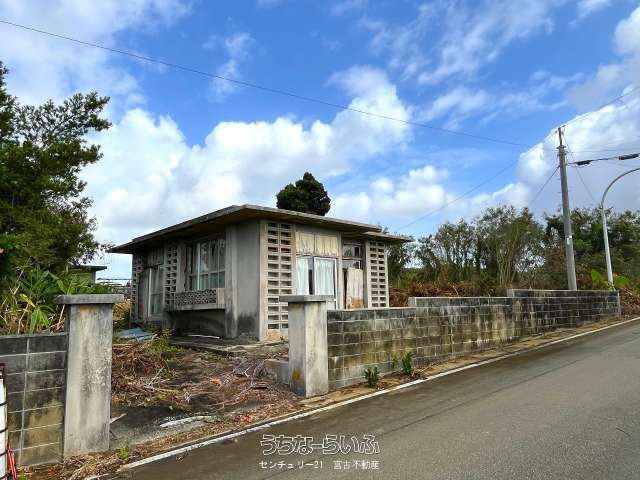 下地嘉手苅 市営団地近くの市道沿い 未登記古家あり 157坪 宅地